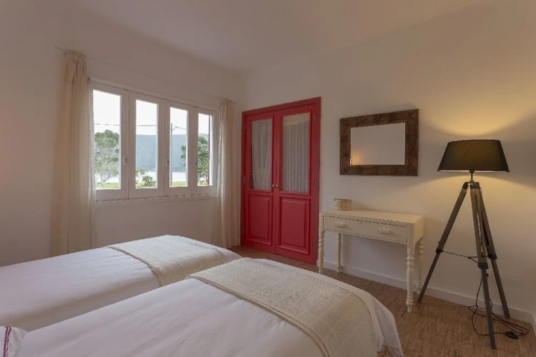 4 Bedrooms Cottage