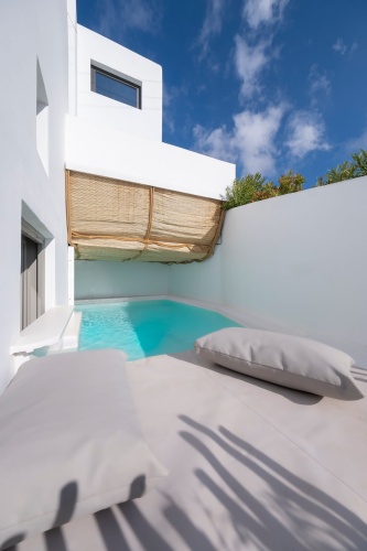 2 Bedrooms Suite with partial sea view