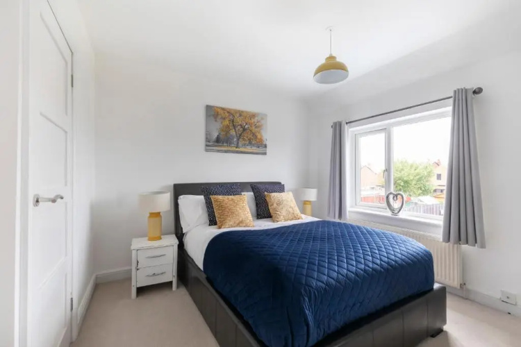 Modern Three Bedroom Home in Gloucester with Hot Tub