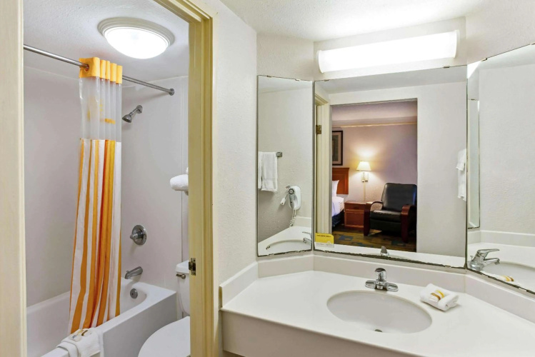 La Quinta Inn by Wyndham College Station photo 9