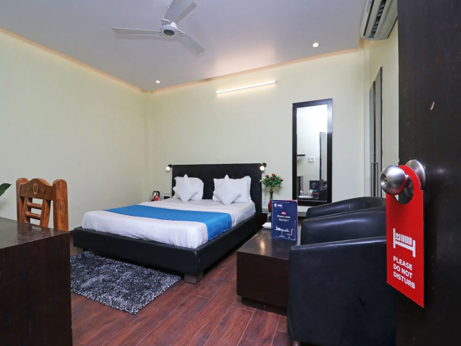 Hotel Feather By OYO Rooms