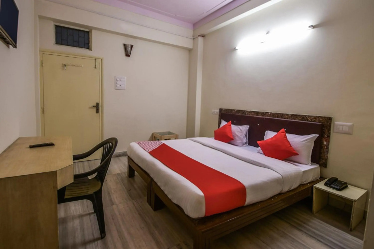 OYO 15212 Hotel Seema