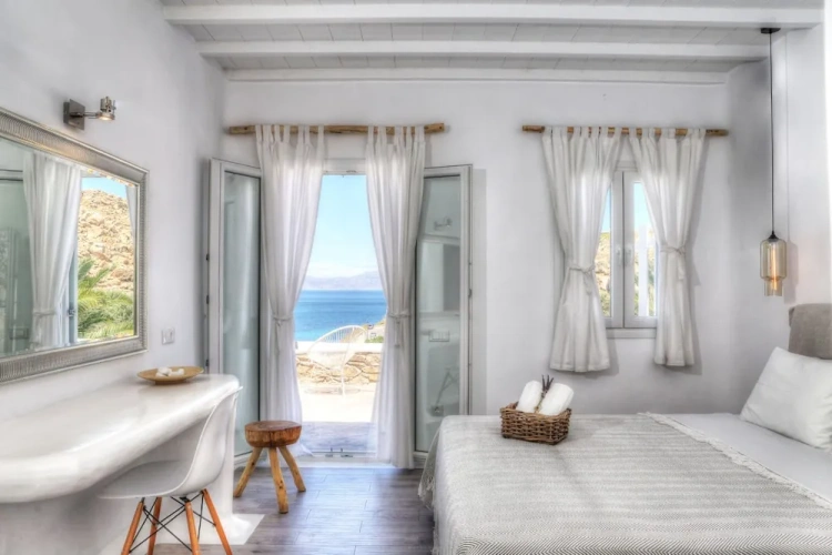 Deluxe room with balcony and with sea view