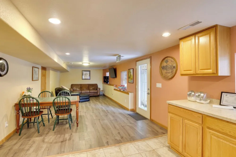 Lead Apartment ~ 5 Mi to Terry Peak Skiing!