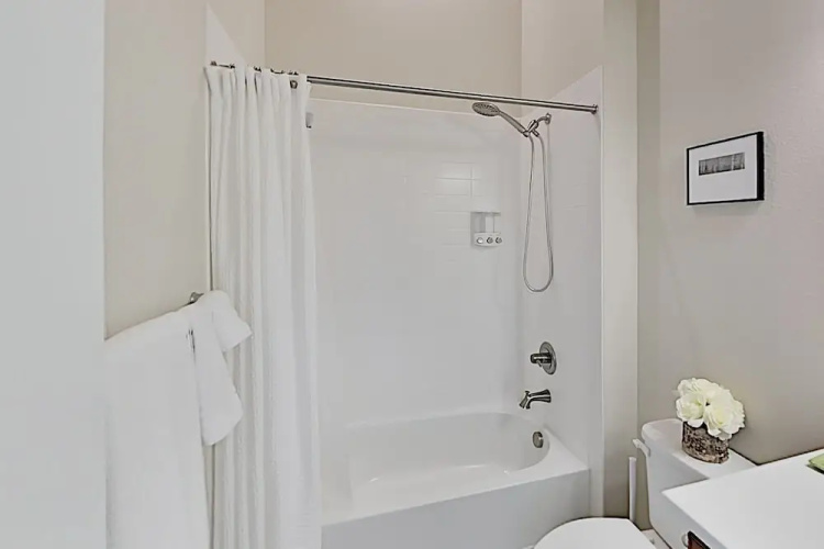 68jwdiq5 2 Bedroom Condo