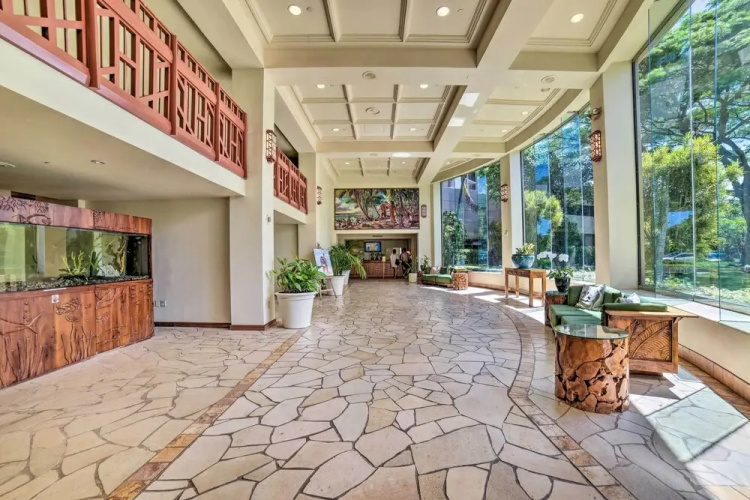 Cute Beachfront Condo w/ Lanai & Resort Pools