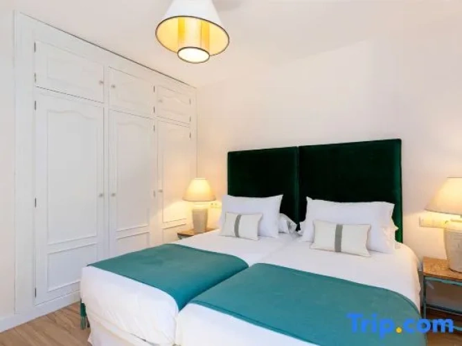 4 Bedrooms Apartment