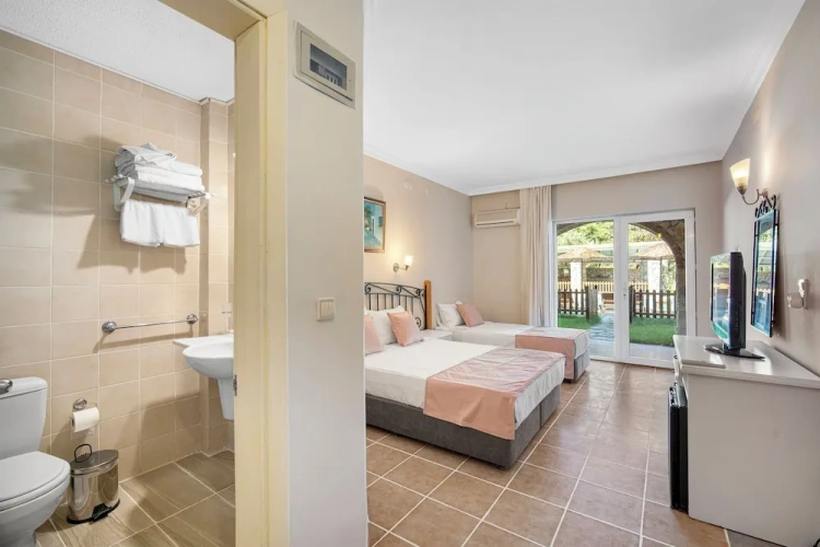 Standard room with pool view