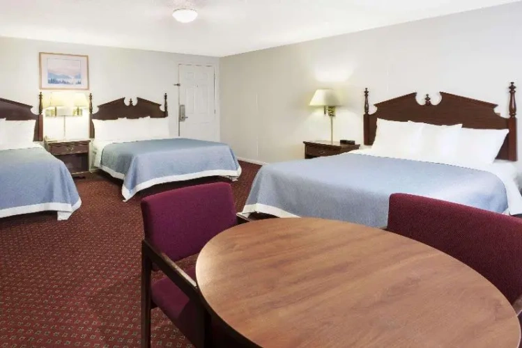 Standard Triple room