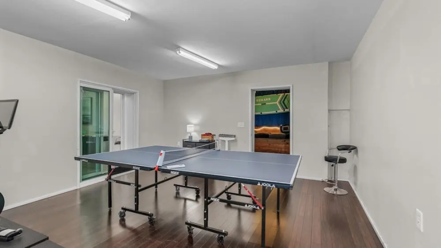 Large 6BR Lakefront Home With Private Pool & Views