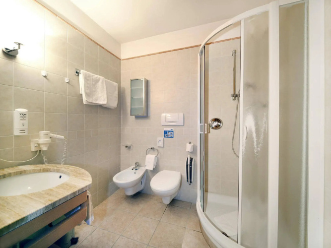 Flora Hotel & Suites