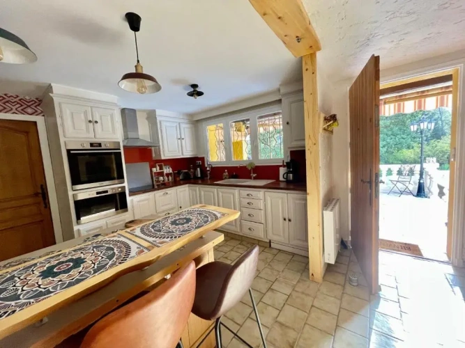 5 Bedrooms Cottage