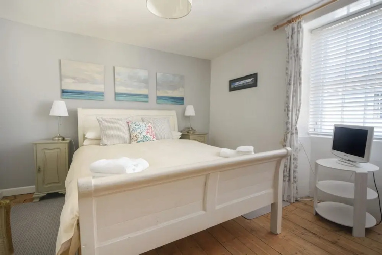 1 Dolphin Cottages