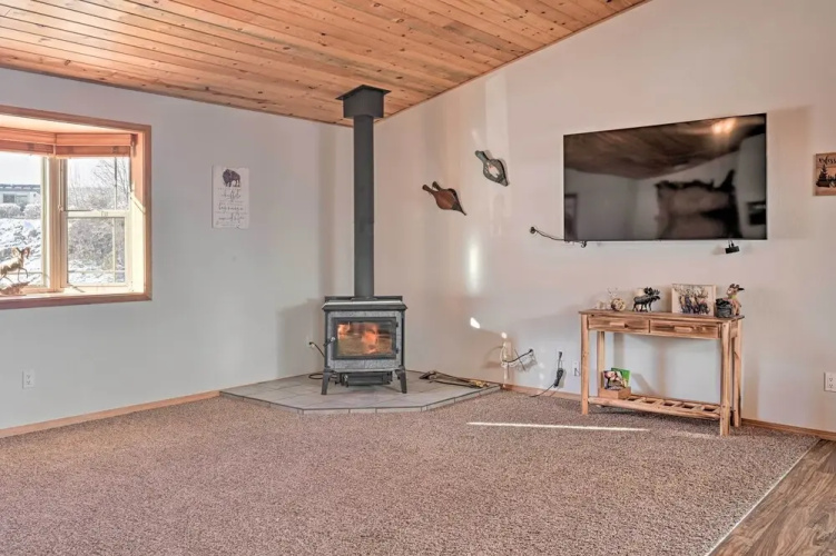 Peaceful Superior Home w/ Fire Pit & Mtn View