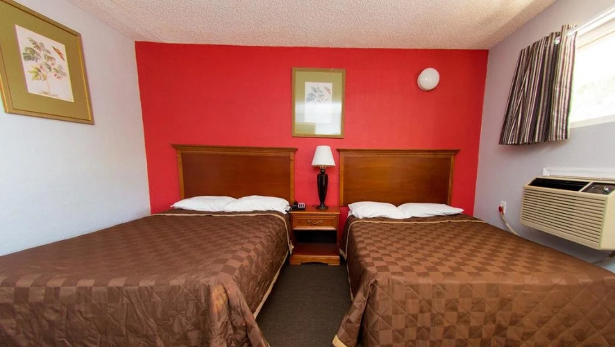Scottish Inn and Suites