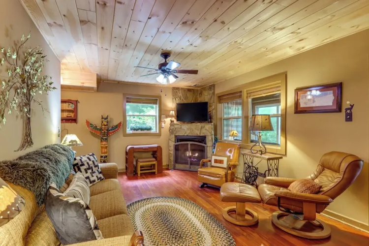 'drifting Feather' Mountain Cabin: Waterfront Deck