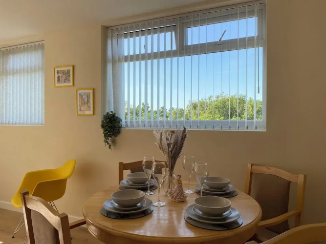 Apartment Sleeps 4, Free Parking, Pets Welcome