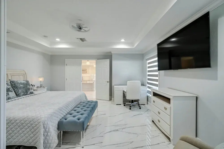 Pool & Spa: Luxe Home in Naples!