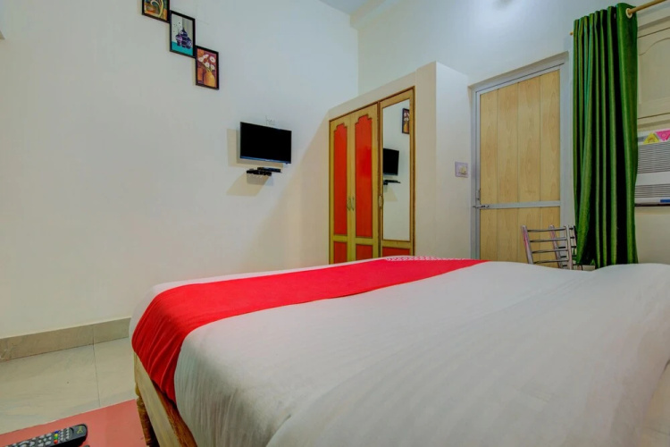 OYO 13490 Hotel Aniket