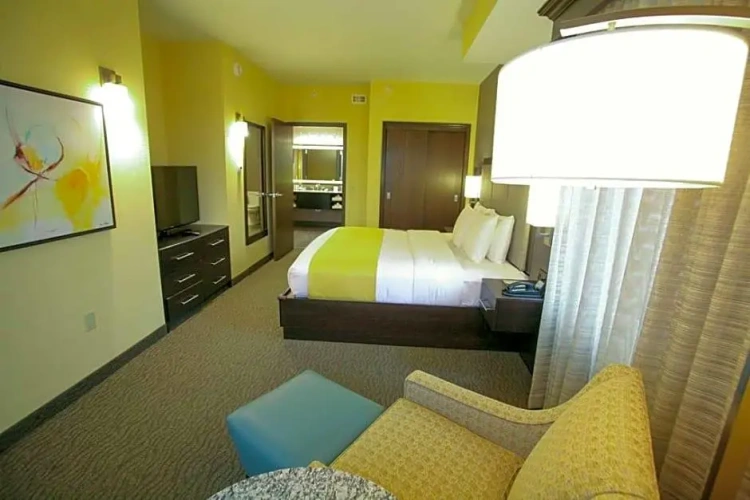 2 Bedrooms Triple Suite with city view