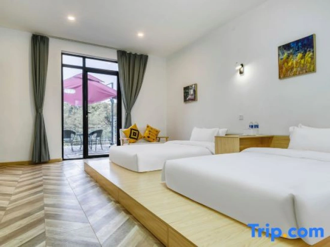 Standard Twin room with river view