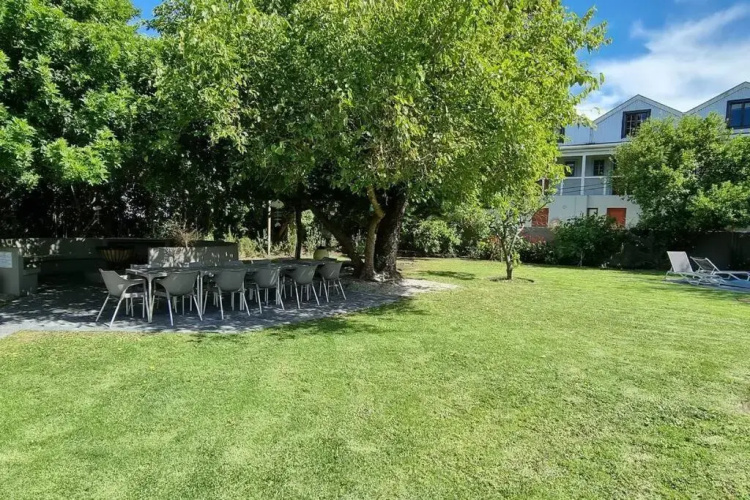 Beach House with DSTV & WIFI & basic housekeeping
