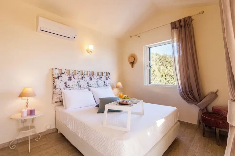2 Bedrooms Villa