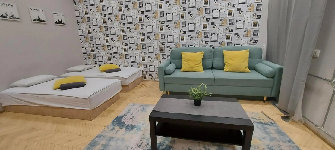 Studio 4 Apartment in the Party District