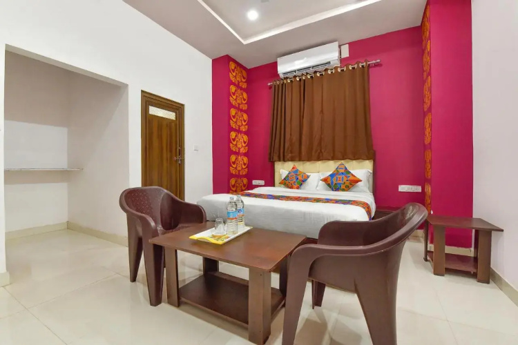 Fabexpress Shree Thakur- 700 Meter Away From Railway Station