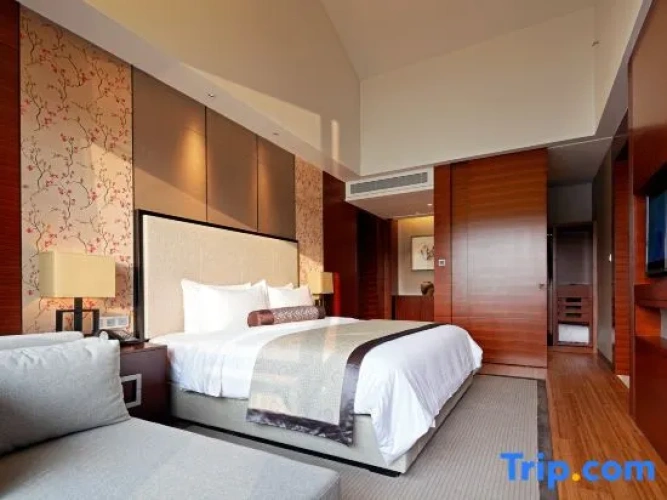 Deluxe Suite with lake view