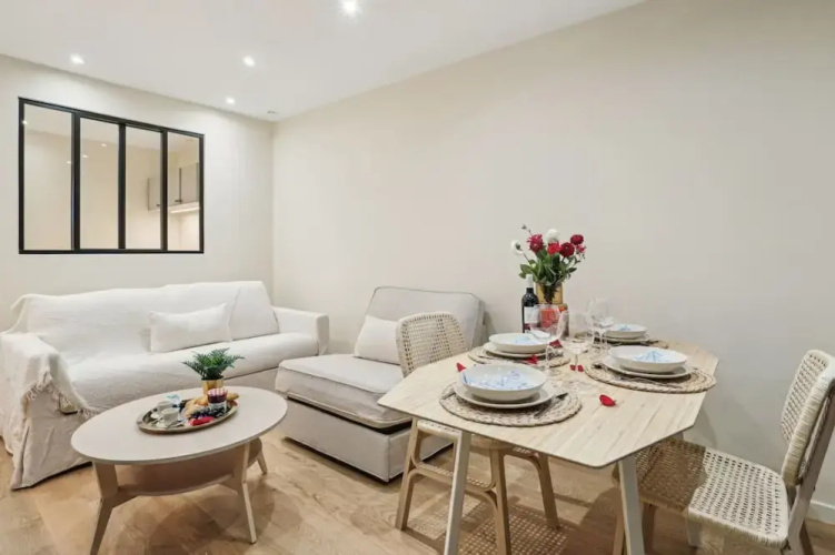Ganneron in Paris With 1 Bedrooms and 1 Bathrooms