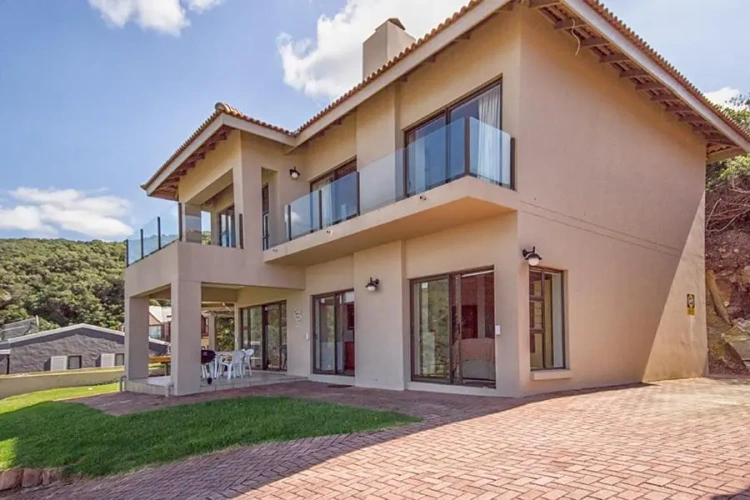 4 Bedrooms Cottage