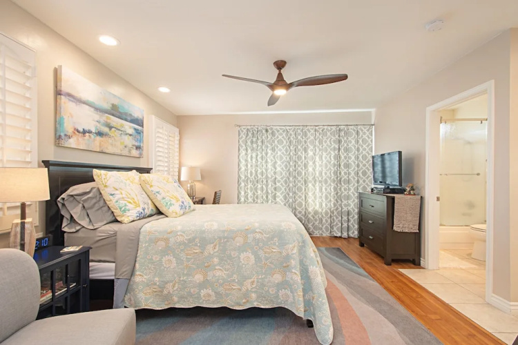 Huntington Beach Studio Blocks to the Beach and Downtown apts