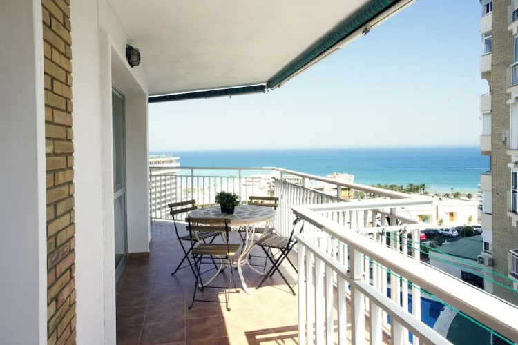 Center Incredible Views & Relax