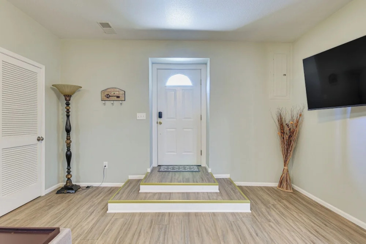 Pet-friendly Downtown Fulton Apt w/ Smart TV!