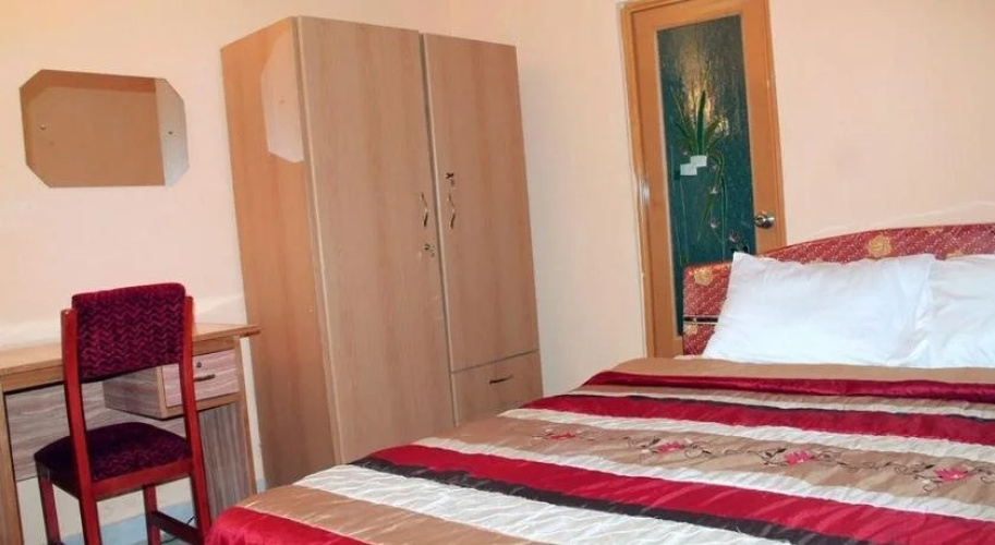 Biney's Apartment Hotel