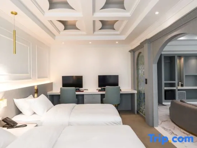 Standard Twin room with garden view