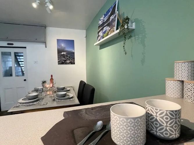 Cottage - Sleeps 4 - Pet Friendly - Terrace