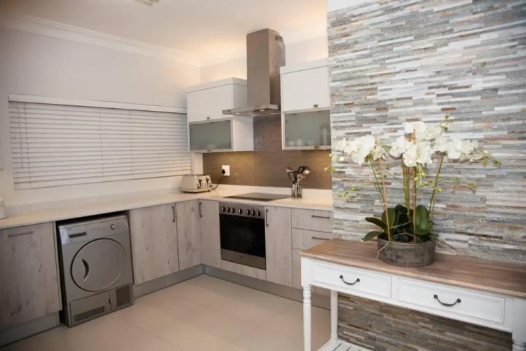 3 Bedrooms Apartment