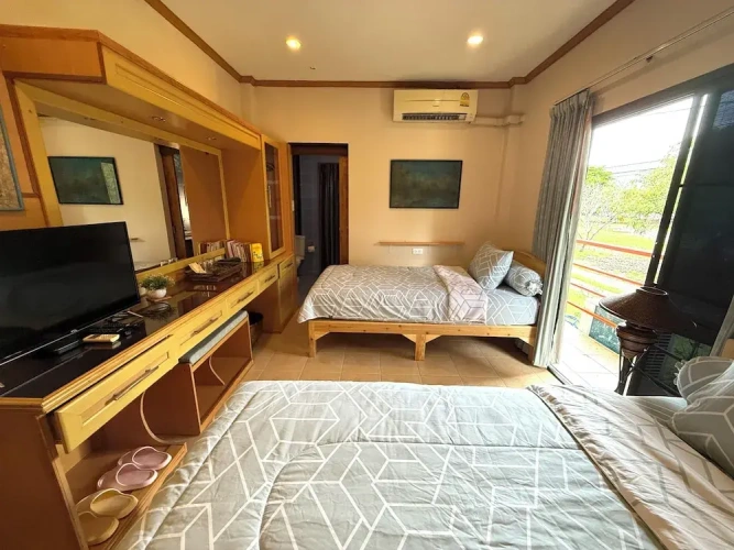 Standard Twin room with garden view