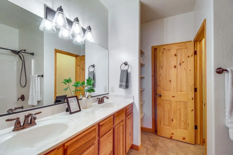 Pet-friendly Show Low Cabin w/ 1-acre Fenced Yard!
