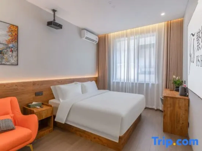 Standard Family Suite with courtyard view
