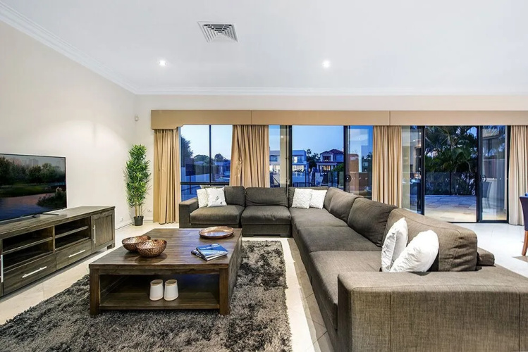 Stunning Lake Front House Amalfi Drive