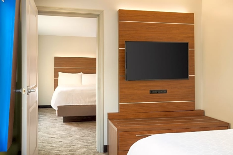 1 Bedroom Sextuple Suite