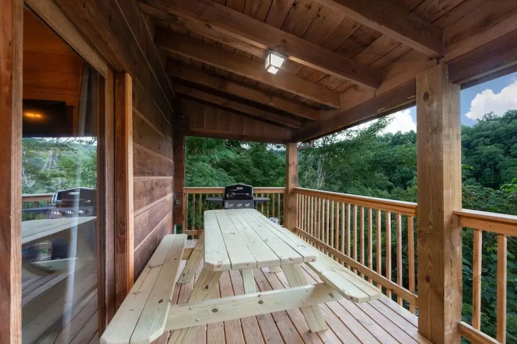 Pappy's Peak 2 Bedroom Cabin by RedAwning