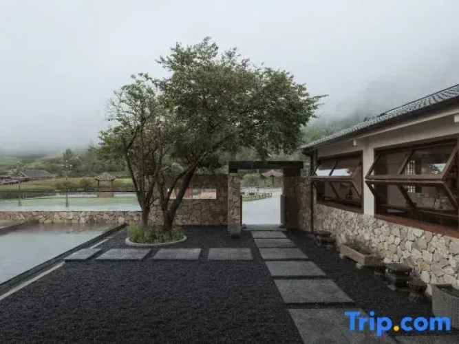 Jiuzhaigou • Zhongzha Mountain Base