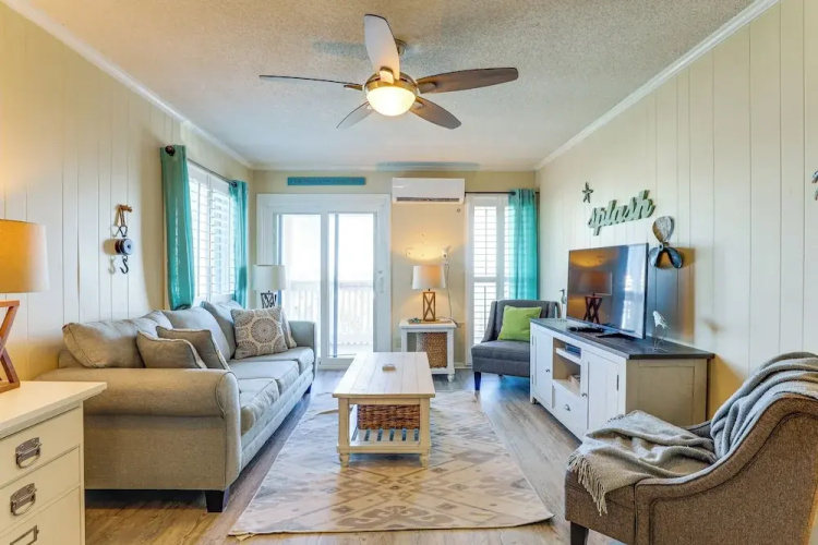 Steps to Sea! 3rd-floor Myrtle Beach Condo w/ Pool
