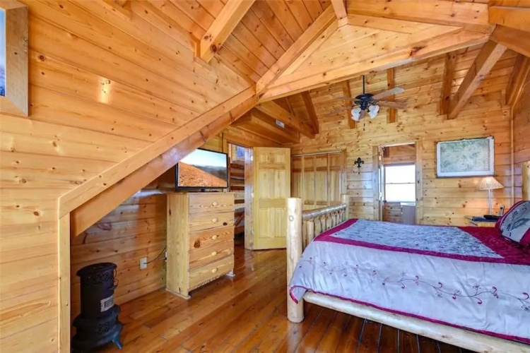 Mountaintop Lodge - Eight Bedroom Cabin