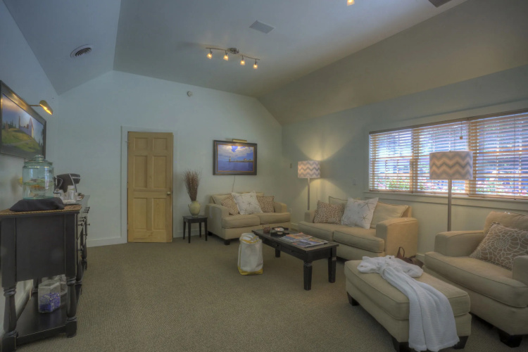 Spruce Point Inn