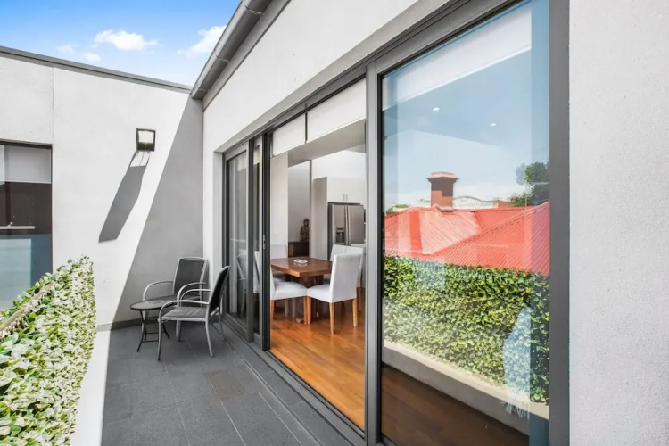 2-bed Apartment With Parking & Balcony Near Trains
